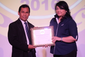 Chief Corporate Service Officer Asuransi Astra, Ida R. M. Sigalingging menerima penghargaan Service Quality 2016 di Jakarta