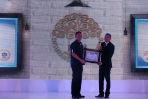 Leonard W. S. Siregar (Chief Financial Asuransi Astra) secara langsung menerima penghargaan Golden Trophy dalam acara Infobank Insurance Awards 2016
