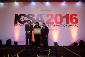 Chief Corporate Services Officer Asuransi Astra, Ida RM Sigalingging (tengah) mewakili Garda Oto untuk menerima ICSA 2016