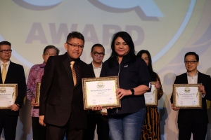 Ida R. M. Sigalinging, Chief Corporate Services Officer Asuransi Astra menerima Service Quality Award 2017