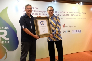 L. Iwan Pranoto (Head of Communication & Event Asuransi Astra) saat menerima penghargaan sebagai PR Manager of The Year dari Majalah MIX