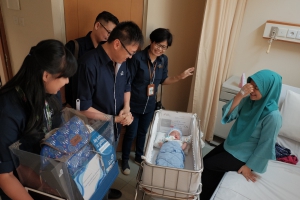 CEO Asuransi Astra, Rudy Chen saat mengunjungi peserta Garda Medika yang baru saja melahirkan di tanggal 12 September 2018.