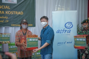 CEO Asuransi Astra, Rudy Chen (kanan) saat memberikan paket sembako kepada perwakilan warga yang hadir.