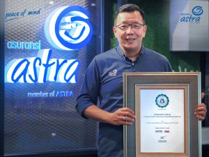 Chief Marketing Officer – Retail Business Asuransi Astra, Gunawan Salim, menerima penghargaan Indonesia PR of The Year 2021 untuk Media Gathering #SimplyMemorableTrip