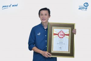 Adrianto Tjia, SVP Business Management menerima penghargaan Indonesia Original Brands (IOB) dari Majalah Swa dan Business Digest tujuh tahun berturut-turut