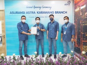 menerima sertifikat pembukaan kantor cabang baru di Karawang dari Otoritas Jasa Keuangan (OJK)