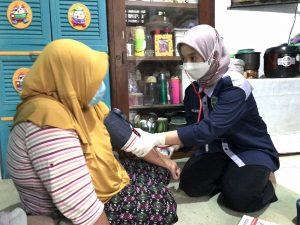 Salah satu finalis #AksiMudaIndonesia dari STIKes Budi Luhur Cimahi sedang cek kesehatan lansia pada program Lansia Sehati yang dilaksanakan di Desa Galanggang, Jawa Barat