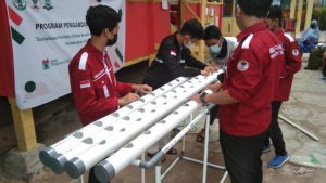Finalis #AksiMudaIndonesia dari Universitas Hasanuddin mengadakan sosialisasi budidaya tanaman hidroponik kepada masyarakat di Pulau Kodingareng, Sulawesi Selatan