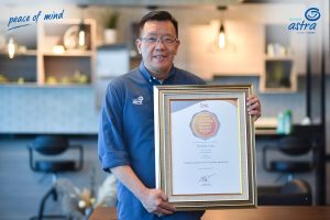 Chief Marketing Officer Retail Business Asuransi Astra, Gunawan Salim saat menerima penghargaan Indonesia Customer Service Quality Award 2021