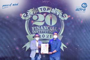 Penyerahan piagam penghargaan Top 20 Financial Institution 2021 yang diberikan oleh Direktur Infobank, Karnoto Mohamad kepada Chief Financial Officer Asuransi Astra, Maximiliaan Agatisianus