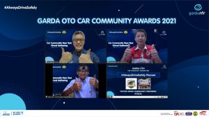 Head of Communication and Customer Service Management Asuransi Astra, L. Iwan Pranoto berfoto bersama perwakilan komunitas Toyota Sienta Community Indonesia (TOSCA) sebagai pemenang kategori #AlwaysDriveSafely Pioneer dalam gelaran Car Community Award 2021.