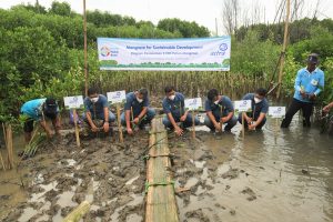 Jajaran Manajemen Asuransi Astra menanam bibit pohon mangrove di Kawasan Mangrove Edupark Tambakrejo Semarang sebagai bentuk misi sustainability Asuransi Astra terhadap lingkungan.